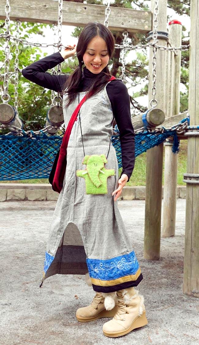 手作りフェルトガネーシャのスマホポーチ - 紫 4 - 同ジャンル品を身長158cmのモデルさんが着けてみたところです(以下の写真は同ジャンル品の物となります)