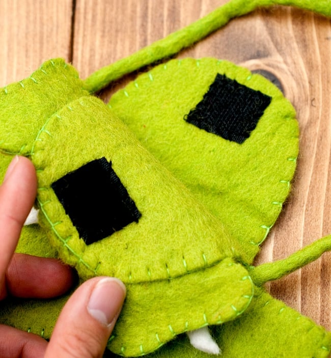 手作りフェルトガネーシャのスマホポーチ - 紫 6 - 頭のところに開口部があり、マジックテープで取付可能です。