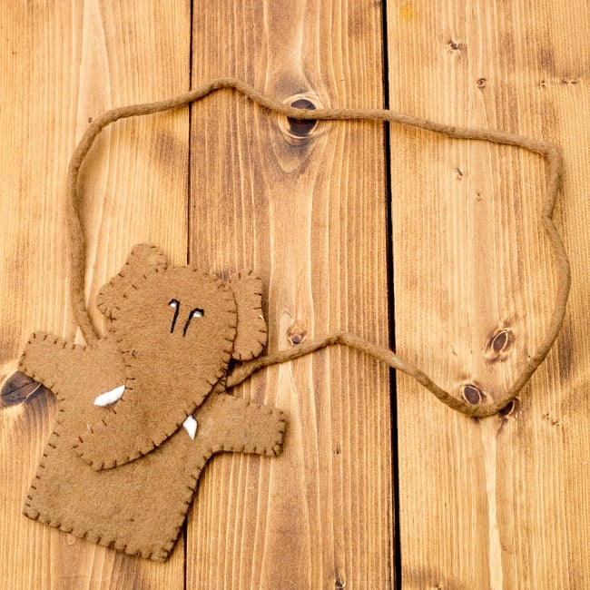 手作りフェルトガネーシャのスマホポーチ - 赤 5 - 紐もフェルトで作られています