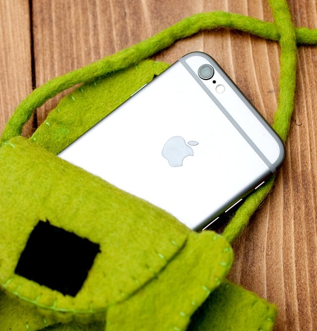 手作りフェルトガネーシャのスマホポーチ - 赤 7 - スマホなどの収納に向いています