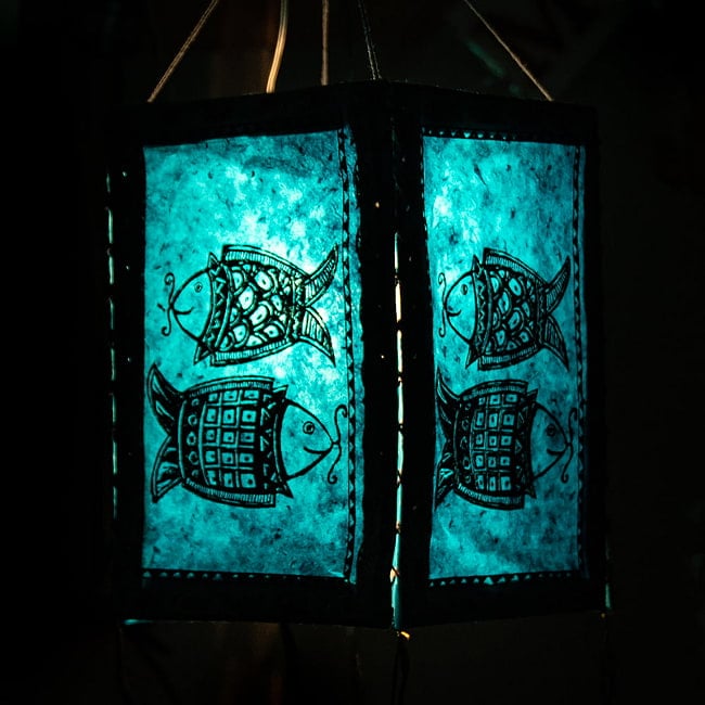 ロクタ紙ランプシェード（4面タイプ）-フィッシュ 2 - 青の点灯例