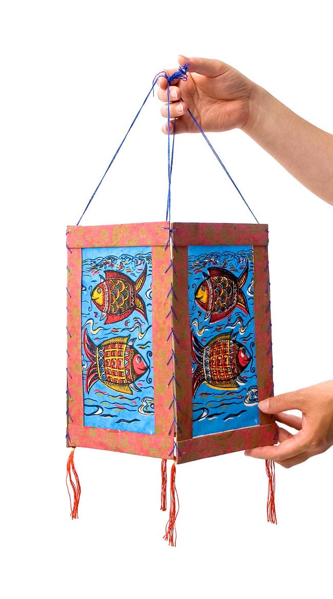 ロクタ紙 -四面ランプシェード 6 - 男性スタッフが手にとってみました(別商品)。サイズイメージの参考にどうぞ。