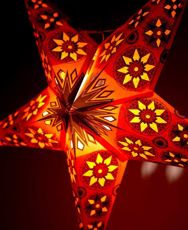 〔インドクオリティ〕星型ランプシェード - オレンジ 2 - 横からの拡大写真です。立体感があり、一つあるだけでとっても雰囲気がです。