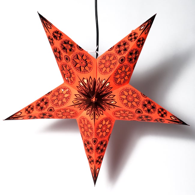 〔インドクオリティ〕星型ランプシェード - オレンジ 4 - 明るいところでの写真です。暗いところで光らせるのが一番綺麗ですが、日中も素敵です。