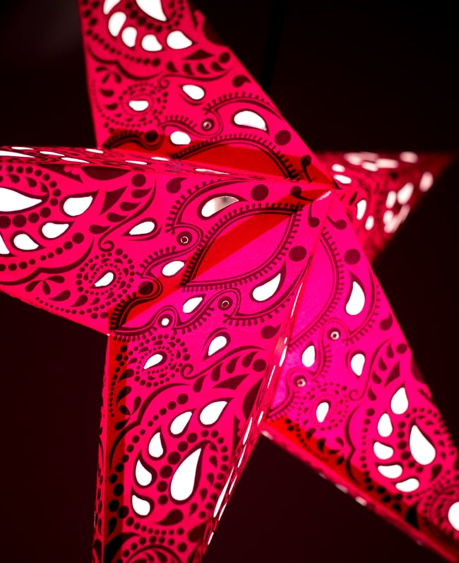〔インドクオリティ〕星型ランプシェード - ピンク 3 - 反対側の写真です。もちろん両面に柄がプリントされています。