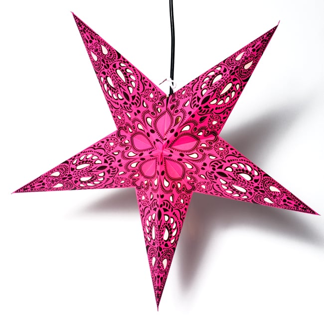 〔インドクオリティ〕星型ランプシェード - ピンク 4 - 明るいところでの写真です。暗いところで光らせるのが一番綺麗ですが、日中も素敵です。