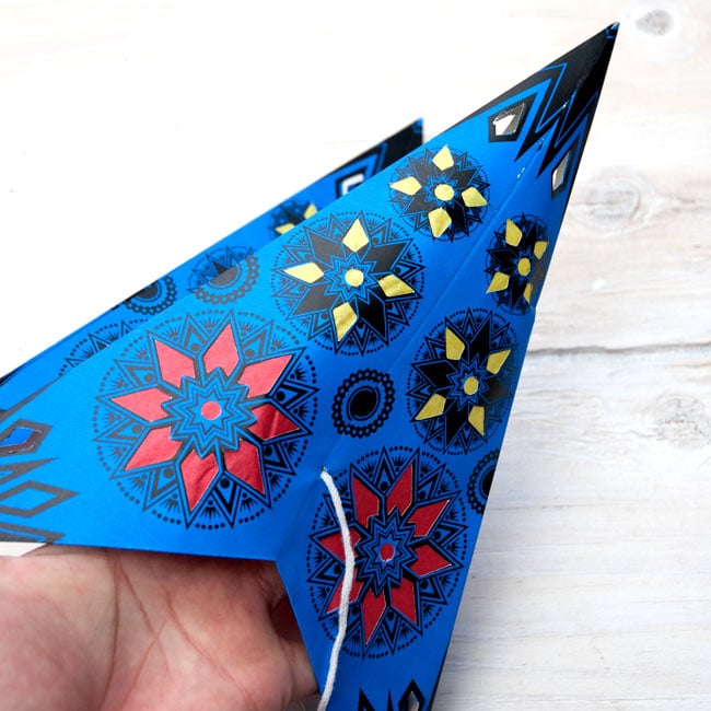 〔インドクオリティ〕星型ランプシェード - ピンク 7 - 下部に穴があいているので、広がりにくい場合は、手を入れて先端まで広げてください。