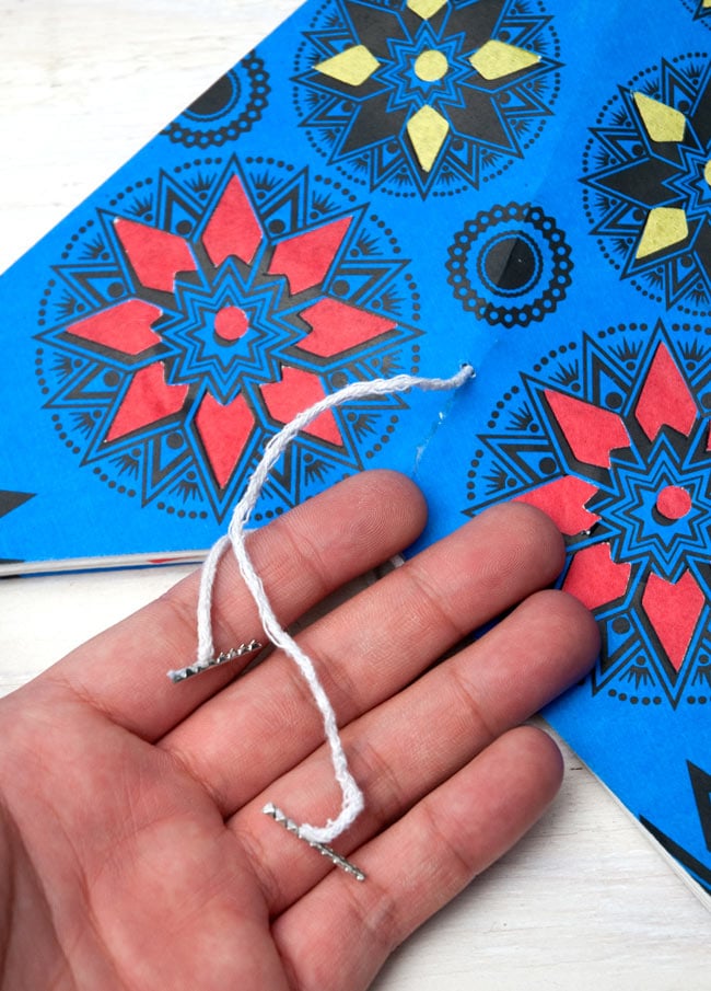 〔インドクオリティ〕星型ランプシェード - ピンク 9 - 開口部の近くに、留めるための紐がついております。