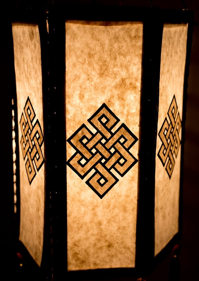 ロクタ紙 六面ランプシェード - エンドレスノット 2 - ロクタ紙独自のムラが、光の微妙な明暗を生み出し、他にはない雰囲気が出ます。