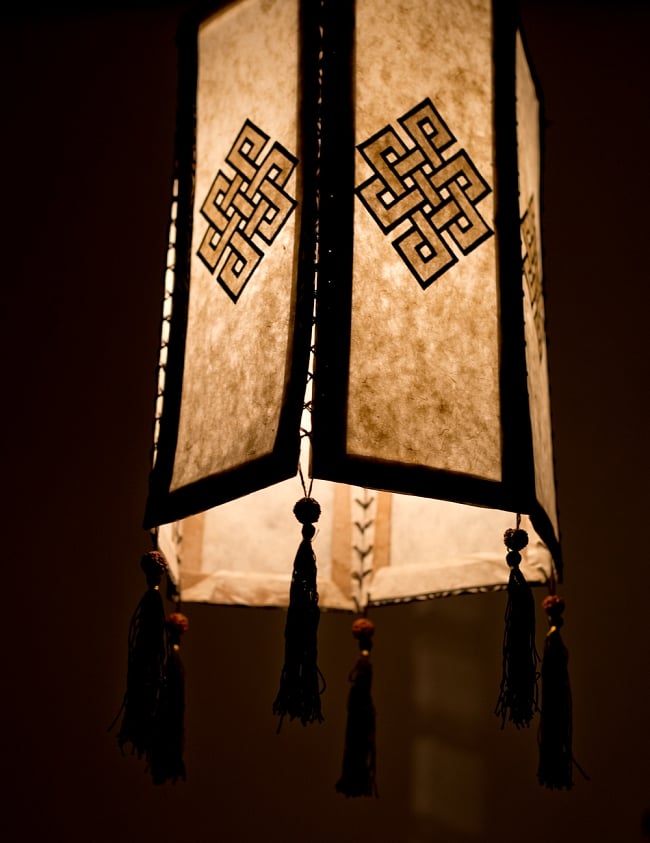 ロクタ紙 六面ランプシェード - エンドレスノット 4 - 下からの写真です