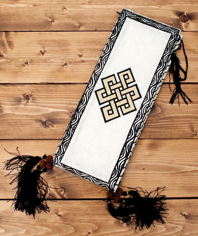 ロクタ紙 六面ランプシェード - エンドレスノット 7 - 折りたたむととてもコンパクトです。(以下の写真は、同ジャンル品の物になります。)