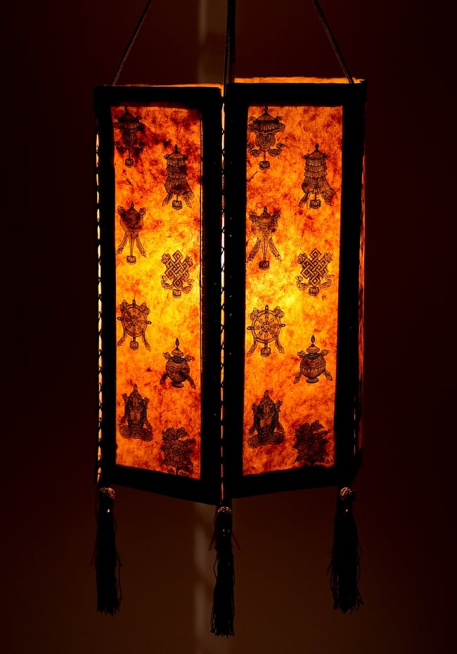 ロクタ紙 六面ランプシェード - 八吉祥柄 オレンジの写真1枚目です。電球を使用して明かりを燈してみました。ロクタ紙,ランプシェード,吊り下げ,インテリア,ランタン,提燈,ちょうちん,照明,ランプ