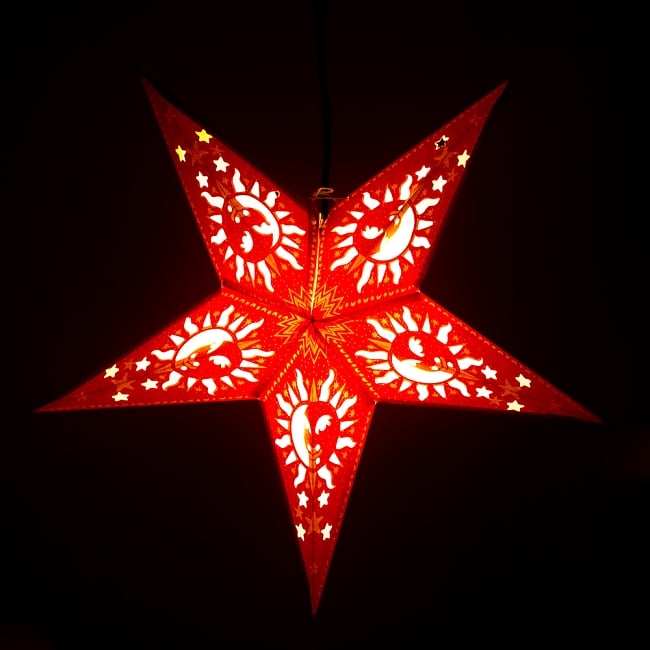 星型ランプシェード〔インドクオリティ〕 - スーリャの写真1枚目です。中に裸電球を入れて光らせたところです。ちょうちんのように、電球の周りに付けて使用します。なお、お送りするのは外側のみで電球はセットに入っていません。アドベント,アドベントスター,ペーパーオーナメント,スターランプシェード,誕生日パーティー,クリスマス,飾り,星形,ランタン,提燈,ちょうちん,照明,ライト,ランプ,デコレーション