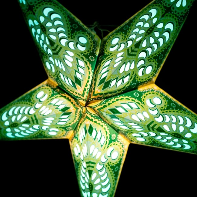 星型ランプシェード〔インドクオリティ〕 - グリーン・イエロー 2 - 横からの拡大写真です。立体感があり、一つあるだけでとっても雰囲気がです。