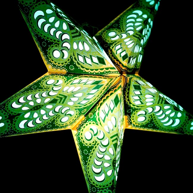 星型ランプシェード〔インドクオリティ〕 - グリーン・イエロー 3 - 別の角度からの写真です