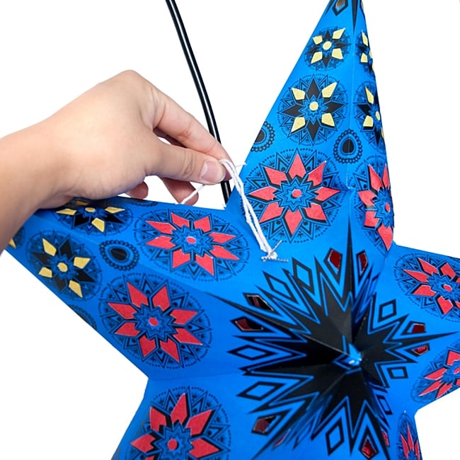 星型ランプシェード〔インドクオリティ〕 - 花柄・ブルー 10 - 星型に広げたら、その紐を使用し固定します。