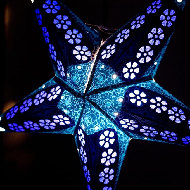 星型ランプシェード〔インドクオリティ〕 - 花柄・ブルー 2 - 横からの拡大写真です。立体感があり、一つあるだけでとっても雰囲気がです。
