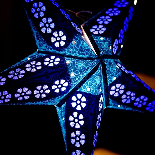 星型ランプシェード〔インドクオリティ〕 - 花柄・ブルー 3 - 別の角度からの写真です
