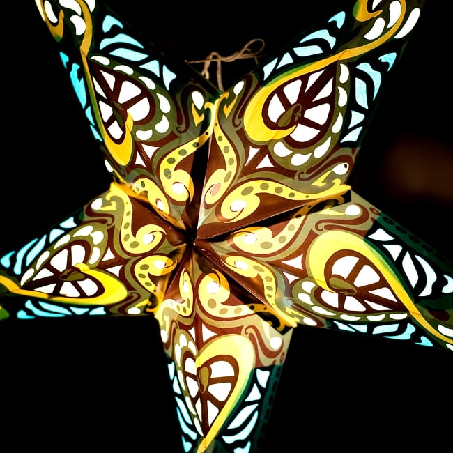 星型ランプシェード〔インドクオリティ〕 - フラワー・グリーン 2 - 横からの拡大写真です。立体感があり、一つあるだけでとっても雰囲気がです。