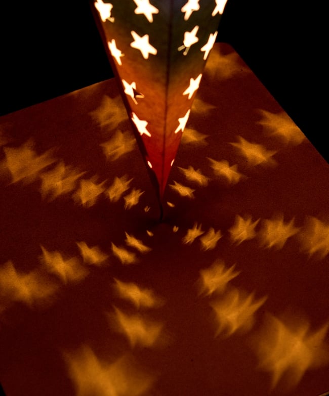 星型ランプシェード〔インドクオリティ〕 - 星空レインボー 6 - クリアタイプの電球を使うと、光が周囲にキレイに広がります。