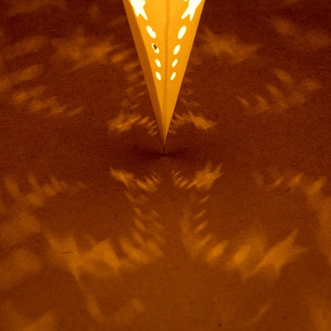 星型ランプシェード〔インドクオリティ〕 - スターホワイト 6 - クリアタイプの電球を使うと、光が周囲にキレイに広がります。