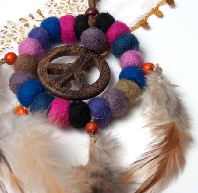 ピースマークのカラフルネックレス 2 - 実際に付けてみるとこのくらいの大きさです。