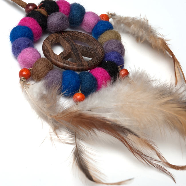 ピースマークのカラフルネックレス 3 - ナチュラルな色合いの組み合わせが素敵です。