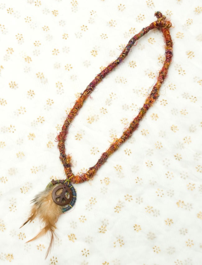 リサイクルシルクとビースマークのネックレス 2 - 全体像です。