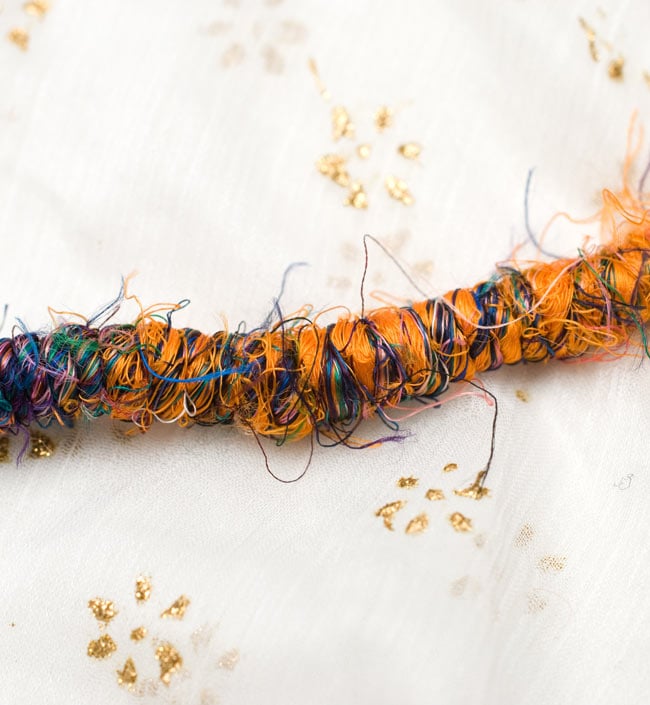 リサイクルシルクとビースマークのネックレス 4 - アップにしてみました。