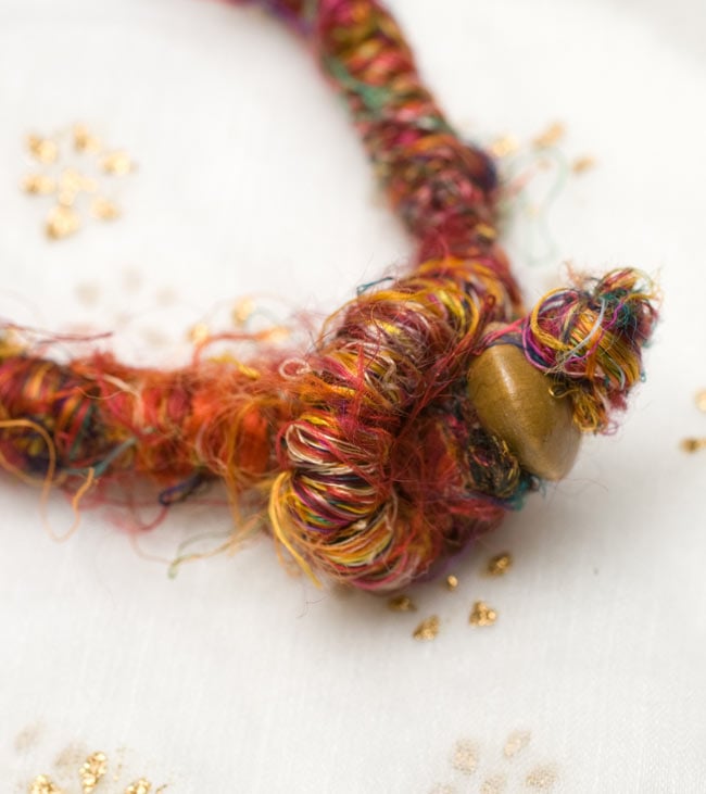 リサイクルシルクとビースマークのネックレス 5 - 留部分をアップにしてみました。しっかり留まります。