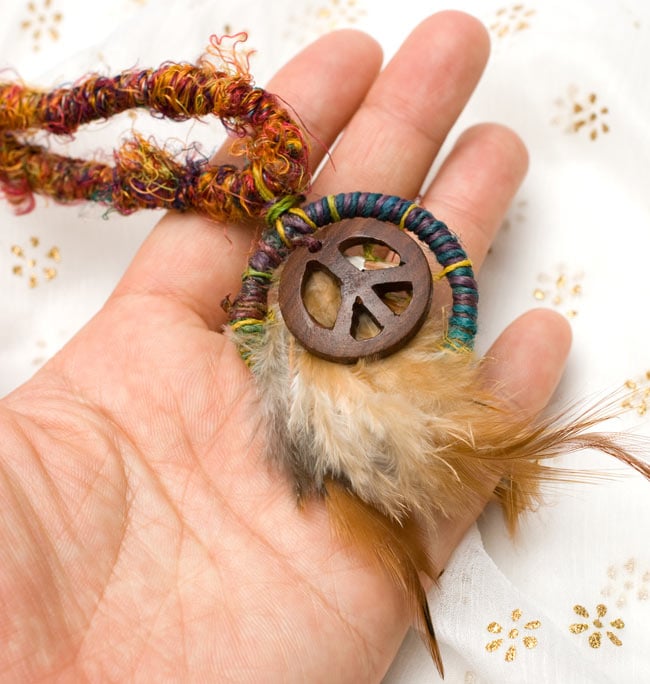 リサイクルシルクとビースマークのネックレス 6 - 大きさがわかるように手にとってみました。しっかり存在感のある大きさです。