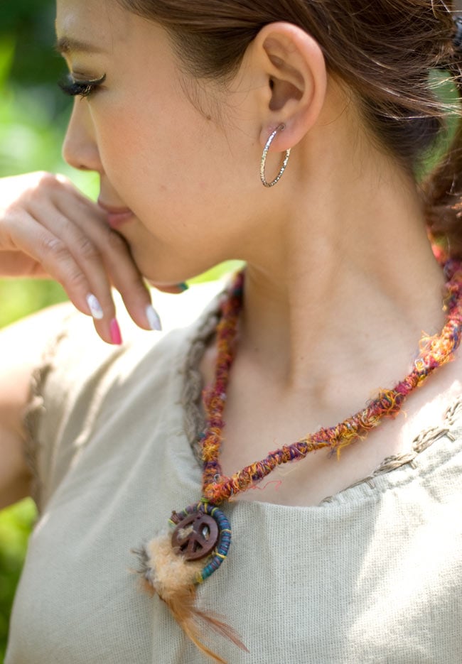 リサイクルシルクとビースマークのネックレスの写真