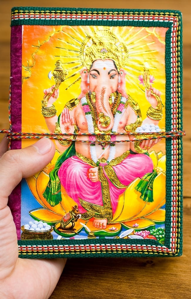 〈18cm×13cm〉インドの神様柄メモ帳　ガネーシャ 4 - 大きさを感じて頂くため、同じサイズの物を手にもってみました