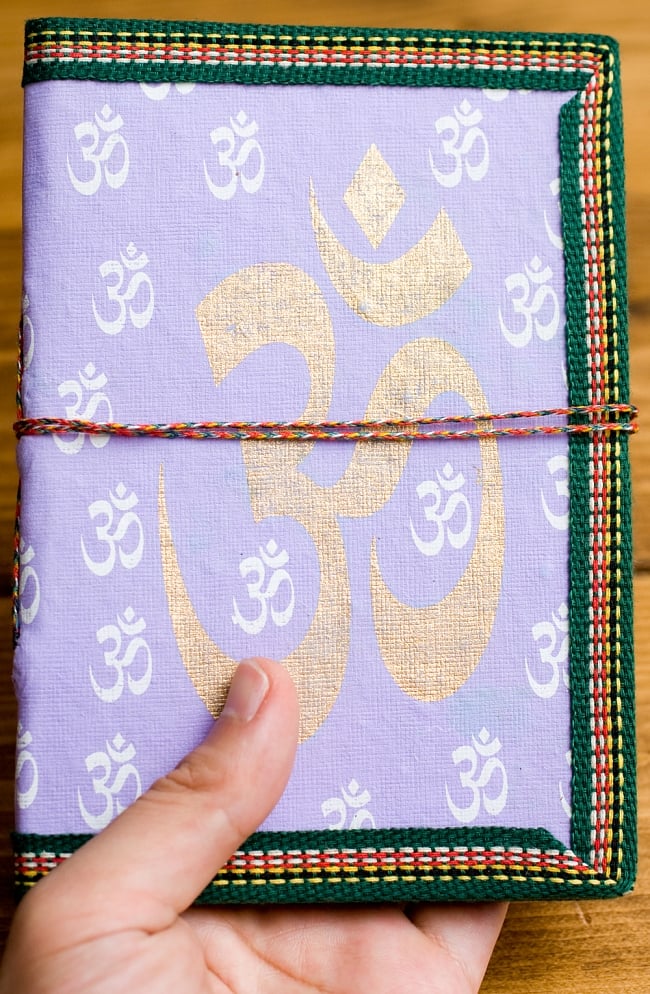 〈18cm×12cm〉インドのオーン柄メモ帳 4 - 実際に手に持ってみました、そこそこ大きいサイズ感です。
