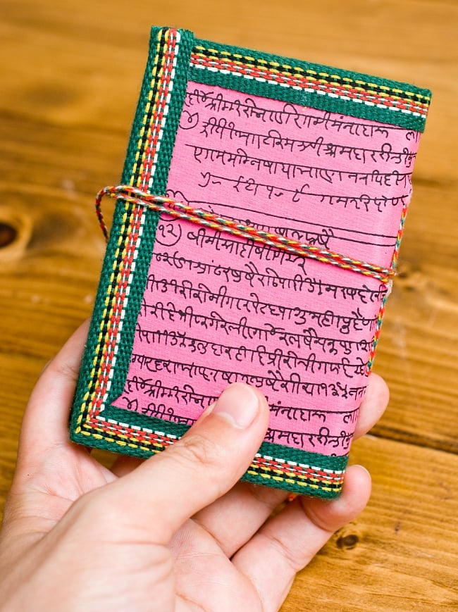 〈12.8cm×8.5cm〉インドの神様柄メモ帳　ガネーシャ 4 - 大きさを感じて頂くため、同じサイズの物を手にもってみました