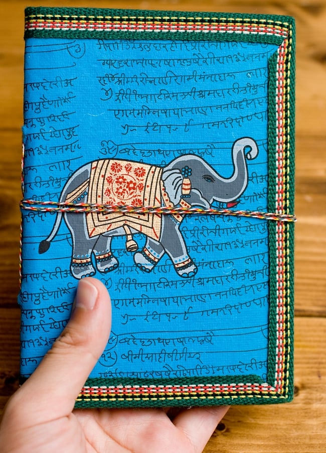〈18cm×12cm〉インドの神様柄紙メモ帳 - ゾウさん 4 - 大きさを感じて頂く為、手に持ってみました。