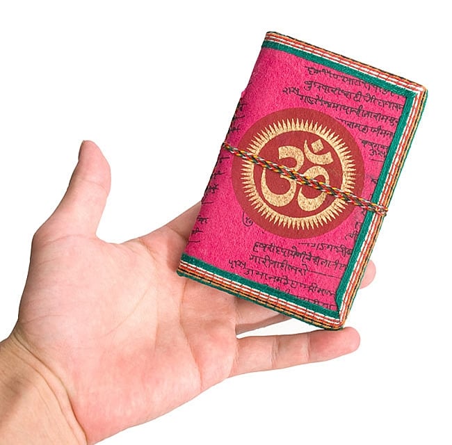 〈12.8cm×8.5cm〉[アソート]インドの神様柄紙メモ帳 - マハラジャ 4 - 大きさを感じて頂くため、同じサイズの物を手にもってみました