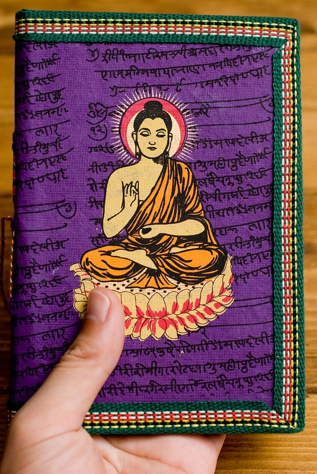 〈12.5cm×8.5cm〉【各色アソート】インドの神様柄紙メモ帳 - ブッダ 4 - サイズを感じていただく為、手に持ってみたところです。