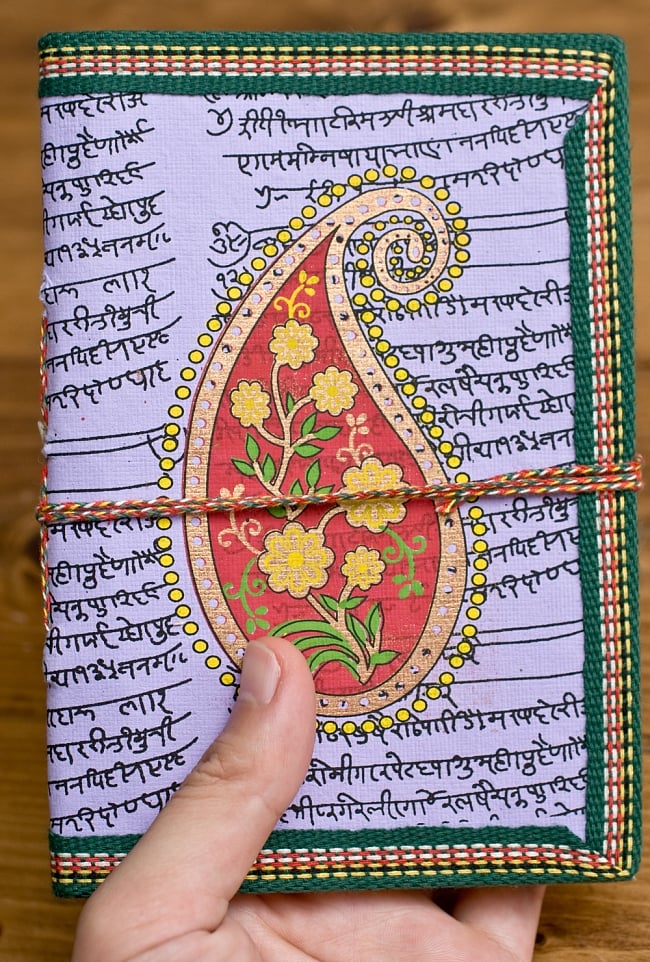 〈18cm×12cm〉インドの神様柄紙メモ帳 - ペイズリー 4 - サイズを感じていただく為、手に持ってみたところです。