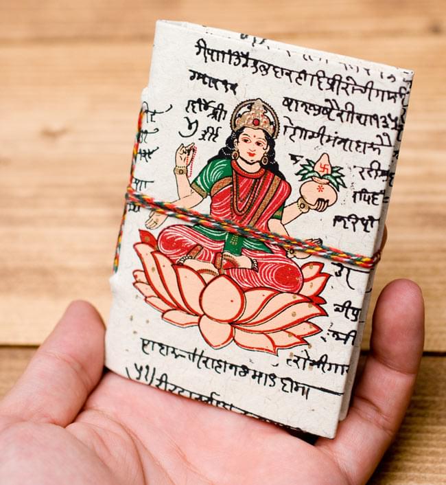 〈10cm×7.5cm〉インドの神様柄紙メモ帳 - ラクシュミ 4 - サイズを感じていただく為、手に持ってみたところです。