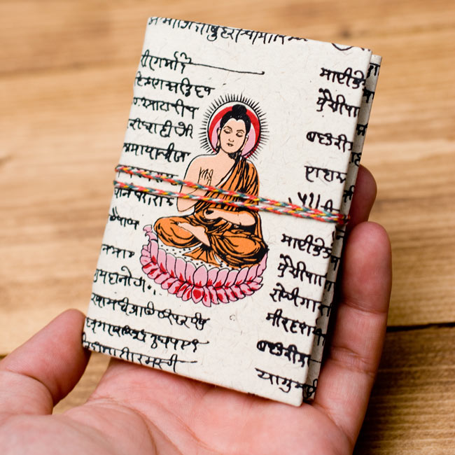 〈10cm×7.5cm〉インドの神様柄紙メモ帳 - ブッダ 4 - サイズを感じていただく為、手に持ってみたところです。