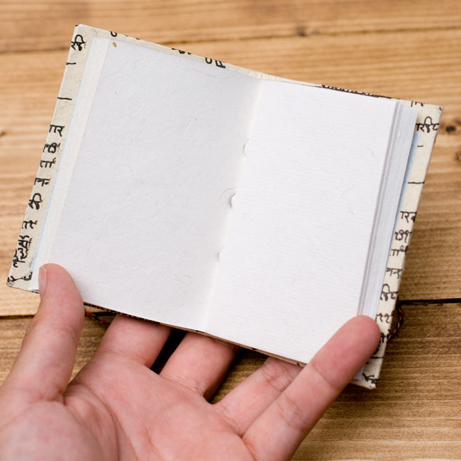 〈10cm×7.5cm〉インドの神様柄紙メモ帳 - ブッダ 5 - 中はこのようになっております。