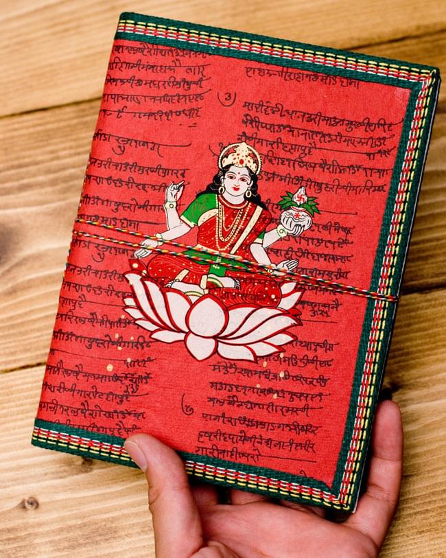 〈19.5cm×14.5cm〉インドの神様柄紙メモ帳 - ラクシュミ 4 - サイズを感じていただく為、手に持ってみたところです。