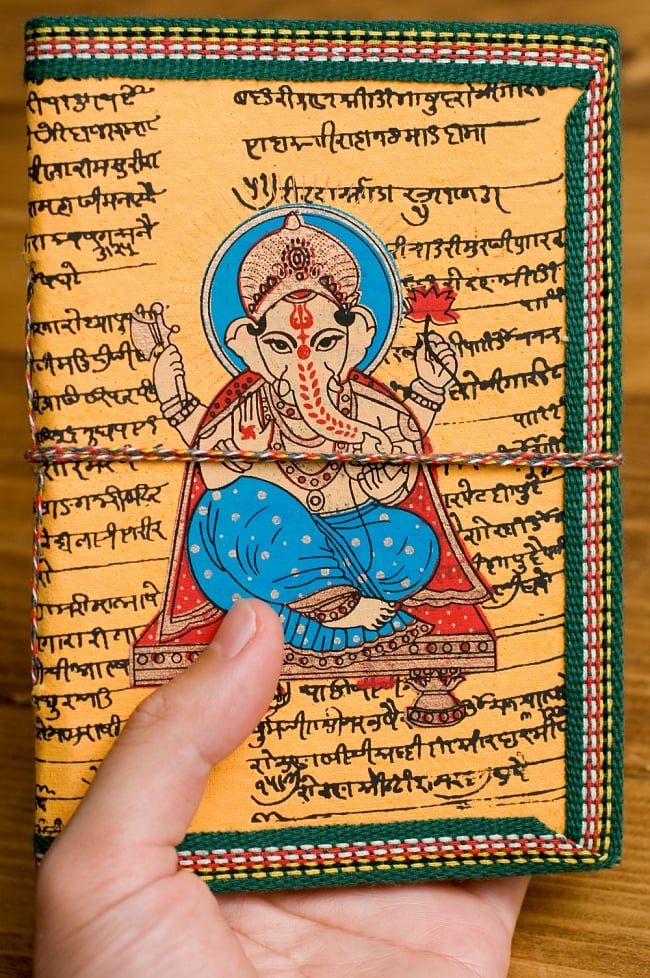 〈18cm×12cm〉インドの神様柄紙メモ帳 - ガネーシャ 4 - サイズを感じていただく為、手に持ってみたところです。