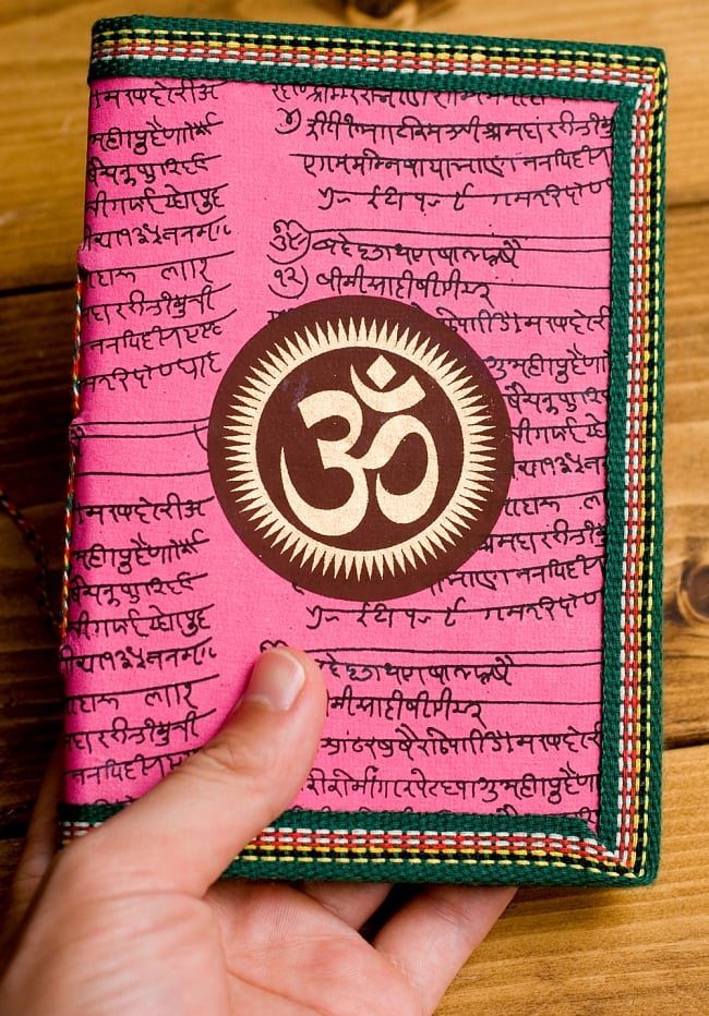 〈18cm×12cm〉インドの神様柄紙メモ帳 - オーン 4 - サイズを感じていただく為、手に持ってみたところです。