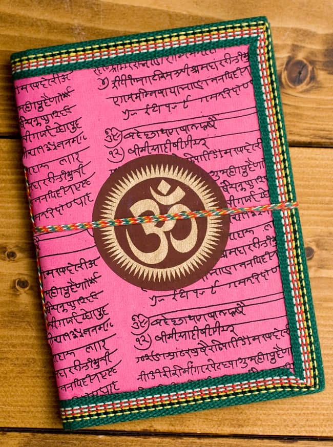 〈18cm×12cm〉インドの神様柄紙メモ帳 - オーンの写真1枚目です。インドの雰囲気たっぷり！ノートや手帳としてご使用いただけます。メモ帳,ノート,神様,手帳