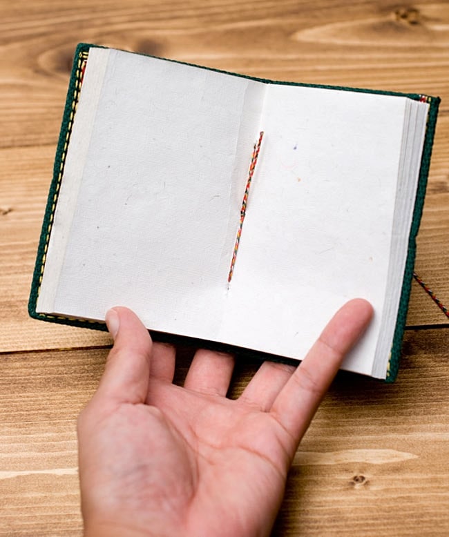 カンタ刺繍の手造りノート（アソート）　たて17.5cmx横12.5cm 4 - 紙はこのような再生紙です、手造りしたものだとひと目でわかります。