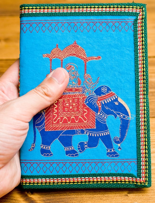 〈18cm×12cm〉インドの神様柄紙メモ帳 -マハラジャ 4 - 大きさを感じて頂くため、同じサイズの物を手にもってみました