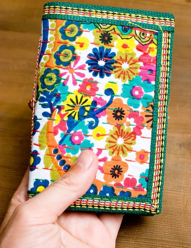 カンタ刺繍の手造りノート（アソート）　たて15cmx横10cm 3 - 大きさを感じて頂くため、同じサイズの物を手にもってみました