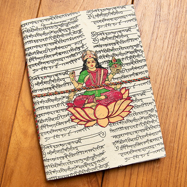〈20cm×14.5cm〉インドのリサイクルペーパーメモ帳 - ラクシュミの写真1枚目です。全体写真です。インドらしい意匠と素朴な紙の質感が素敵です。メモ帳、ノート、神様,手帳